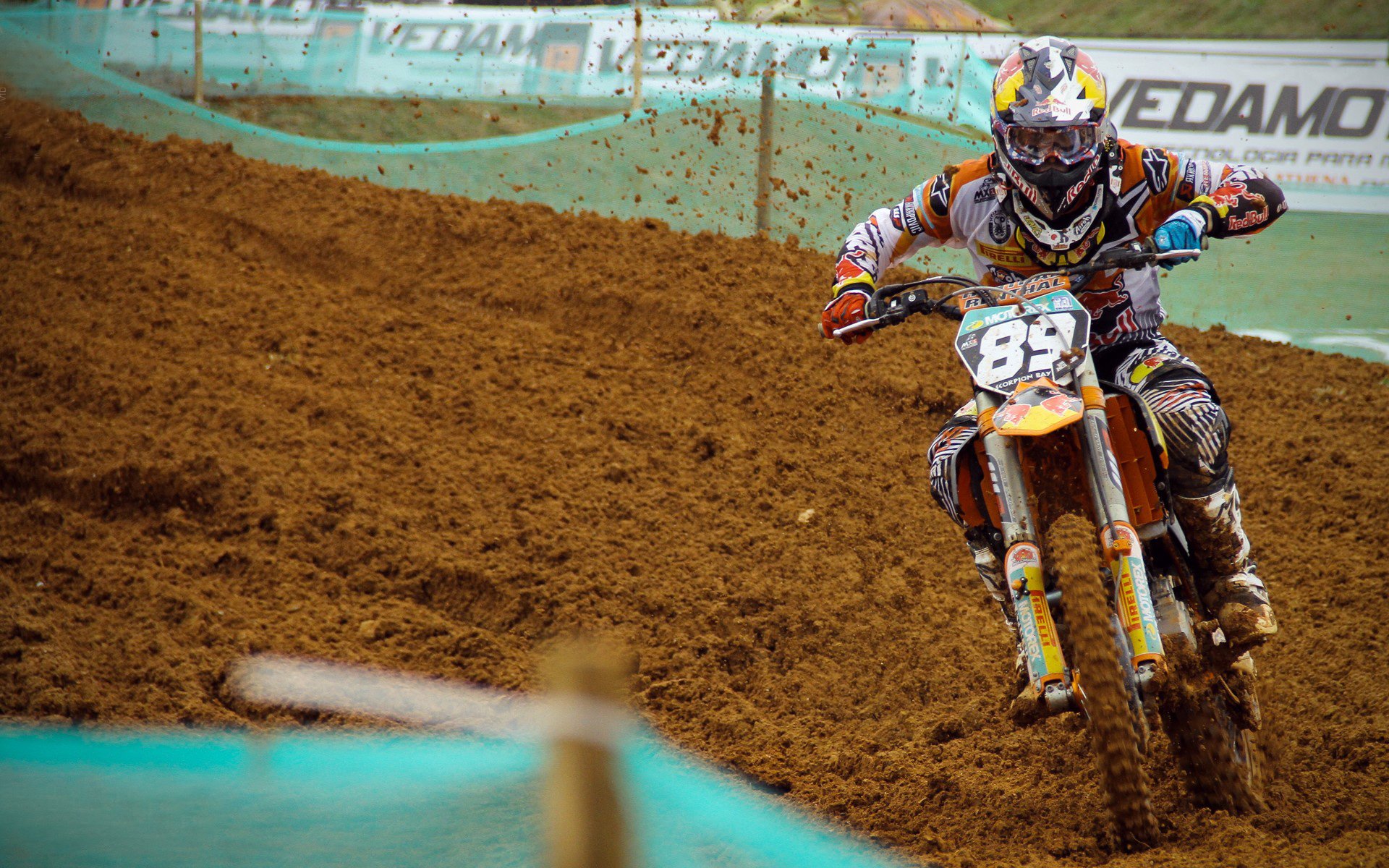 塞维利亚中场高压迫使对方失误频发，塞维利亚晋级